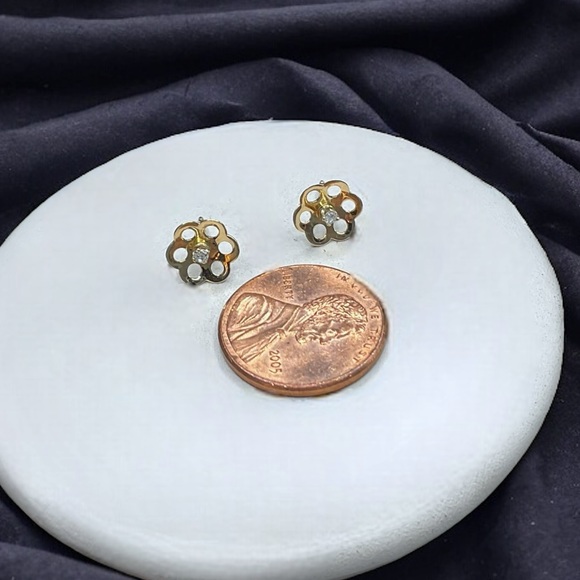 🌺14K Gold & GENUINE Diamond Earrings - Picture 10 of 12